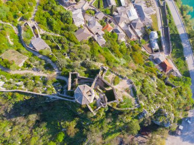 Pocitel, 1383 yılında Bosna Kralı I. Stjepan Tvrtko tarafından Neretva Nehri kıyısında bir savunma noktası olarak kurulmuştur..