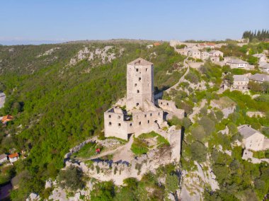 Pocitel, 1383 yılında Bosna Kralı I. Stjepan Tvrtko tarafından Neretva Nehri kıyısında bir savunma noktası olarak kurulmuştur..