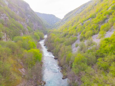 24,5 metre yüksekliğindeki Strbaki buk, Ulusal Park 'taki en yüksek ve en görkemli şelaledir ve kökeni tektonik hareketler ve travertin birikintilerinin oluşumundan kaynaklanır..