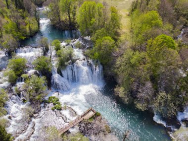 Martin Brod ve Trbaki 'nin şelalelerinde su birkaç küçük ve büyük yere çarpar. 