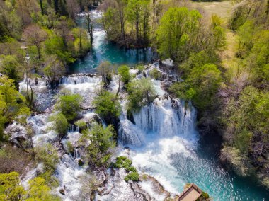 Martin Brod ve Trbaki 'nin şelalelerinde su birkaç küçük ve büyük yere çarpar. 