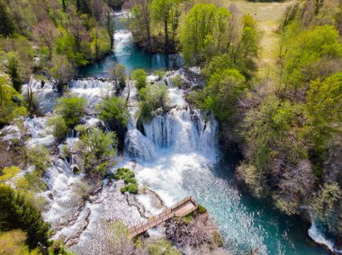 Martin Brod ve Trbaki 'nin şelalelerinde su birkaç küçük ve büyük yere çarpar. 