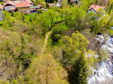 Martin Brod ve Trbaki 'nin şelalelerinde su birkaç küçük ve büyük yere çarpar. 