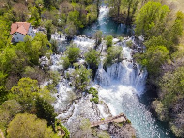 Martin Brod ve Trbaki 'nin şelalelerinde su birkaç küçük ve büyük yere çarpar. 