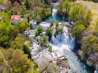 Martin Brod ve Trbaki 'nin şelalelerinde su birkaç küçük ve büyük yere çarpar. 