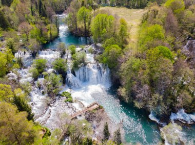 Martin Brod ve Trbaki 'nin şelalelerinde su birkaç küçük ve büyük yere çarpar. 