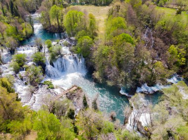 Martin Brod ve Trbaki 'nin şelalelerinde su birkaç küçük ve büyük yere çarpar. 