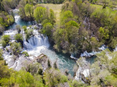 Martin Brod ve Trbaki 'nin şelalelerinde su birkaç küçük ve büyük yere çarpar. 