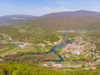 Hrvatska Kostajnica kasabasındaki kale. Bosna-Hersek yakınlarında. Mavi gökyüzünde az bulutla güneşli bir gün. Nehir kenarındaki ortaçağ kalesi..