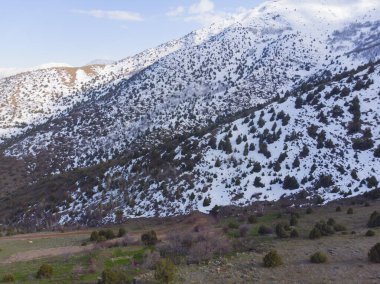 Saint Thommas Manastırı Kilisesi, Van Gölü 'ne bakan bir vadinin yamacına inşa edilmiştir..