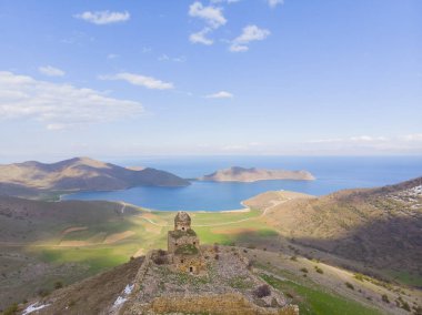 Saint Thommas Manastırı Kilisesi, Van Gölü 'ne bakan bir vadinin yamacına inşa edilmiştir..