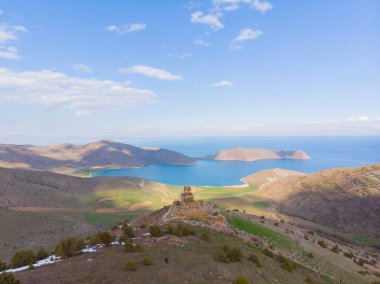 Saint Thommas Manastırı Kilisesi, Van Gölü 'ne bakan bir vadinin yamacına inşa edilmiştir..