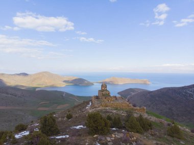 Saint Thommas Manastırı Kilisesi, Van Gölü 'ne bakan bir vadinin yamacına inşa edilmiştir..