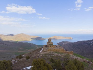 Saint Thommas Manastırı Kilisesi, Van Gölü 'ne bakan bir vadinin yamacına inşa edilmiştir..
