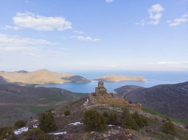 Saint Thommas Manastırı Kilisesi, Van Gölü 'ne bakan bir vadinin yamacına inşa edilmiştir..
