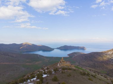 Saint Thommas Manastırı Kilisesi, Van Gölü 'ne bakan bir vadinin yamacına inşa edilmiştir..