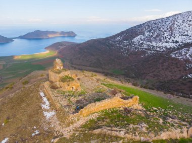 Saint Thommas Manastırı Kilisesi, Van Gölü 'ne bakan bir vadinin yamacına inşa edilmiştir..