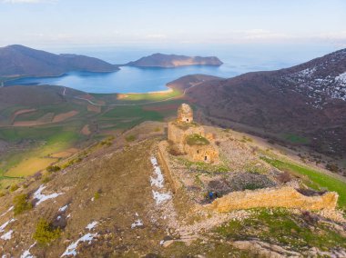 Saint Thommas Manastırı Kilisesi, Van Gölü 'ne bakan bir vadinin yamacına inşa edilmiştir..