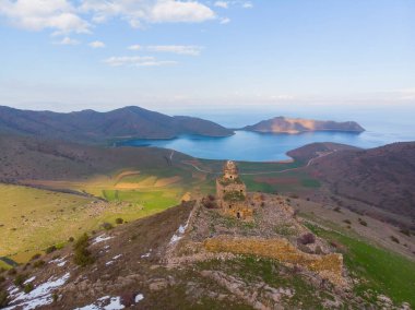 Saint Thommas Manastırı Kilisesi, Van Gölü 'ne bakan bir vadinin yamacına inşa edilmiştir..