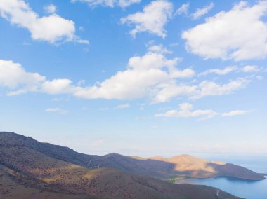 Saint Thommas Manastırı Kilisesi, Van Gölü 'ne bakan bir vadinin yamacına inşa edilmiştir..