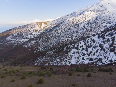 Saint Thommas Manastırı Kilisesi, Van Gölü 'ne bakan bir vadinin yamacına inşa edilmiştir..