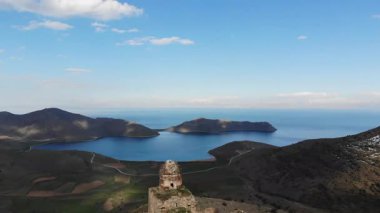 Saint Thommas Manastırı Kilisesi, Van Gölü 'ne bakan bir vadinin yamacında, Altnsac Köyü' nde kurulmuştur..