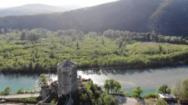 Bosna-Hersek 'in taştan kenti, Pocitelj köyü, Osmanlı mimarisinin en güzel eserlerine sahip UNESCO Dünya Mirası tarafından korunuyor..