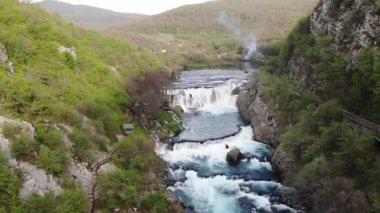 24,5 metre yüksekliğindeki Strbaki buk, Ulusal Park 'taki en yüksek ve en görkemli şelaledir ve kökeni tektonik hareketler ve travertin birikintilerinin oluşumundan kaynaklanır..