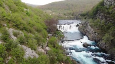 24,5 metre yüksekliğindeki Strbaki buk, Ulusal Park 'taki en yüksek ve en görkemli şelaledir ve kökeni tektonik hareketler ve travertin birikintilerinin oluşumundan kaynaklanır..
