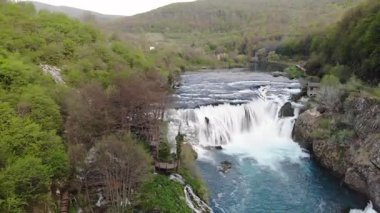 24,5 metre yüksekliğindeki Strbaki buk, Ulusal Park 'taki en yüksek ve en görkemli şelaledir ve kökeni tektonik hareketler ve travertin birikintilerinin oluşumundan kaynaklanır..