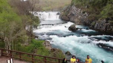 24,5 metre yüksekliğindeki Strbaki buk, Ulusal Park 'taki en yüksek ve en görkemli şelaledir ve kökeni tektonik hareketler ve travertin birikintilerinin oluşumundan kaynaklanır..