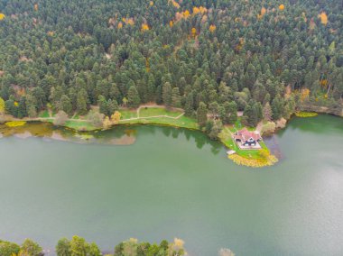 Golcuk Gölü, Bolu şehir merkezinin 13 km güneyinde bulunan yapay göl..