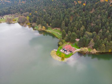 Golcuk Gölü, Bolu şehir merkezinin 13 km güneyinde bulunan yapay göl..