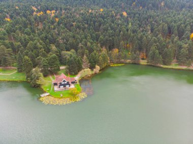 Golcuk Gölü, Bolu şehir merkezinin 13 km güneyinde bulunan yapay göl..