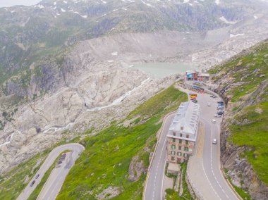 Furka Geçidi, İsviçre 'nin güneyindeki Alplerde, mevsimlik Furkapassway üzerinden Gletsch, Valais' i Realp, Uri 'ye bağlayan 2,429 metrelik bir dağ geçididir..
