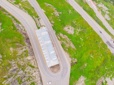 Furka Geçidi, İsviçre 'nin güneyindeki Alplerde, mevsimlik Furkapassway üzerinden Gletsch, Valais' i Realp, Uri 'ye bağlayan 2,429 metrelik bir dağ geçididir..