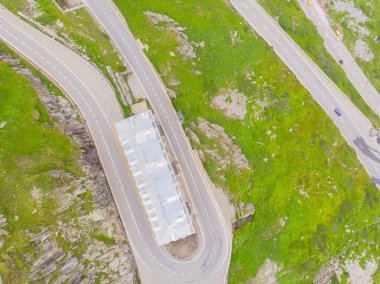 Furka Geçidi, İsviçre 'nin güneyindeki Alplerde, mevsimlik Furkapassway üzerinden Gletsch, Valais' i Realp, Uri 'ye bağlayan 2,429 metrelik bir dağ geçididir..