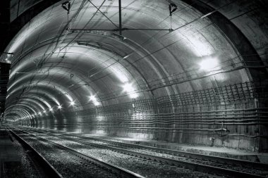 Karanlık Boş Metro Tüneli