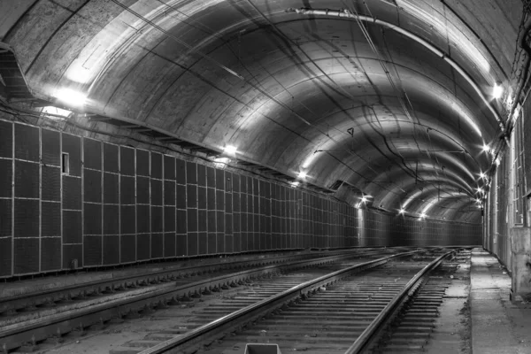 Dunkler Leerer Bahn Tunnel — Stockfoto