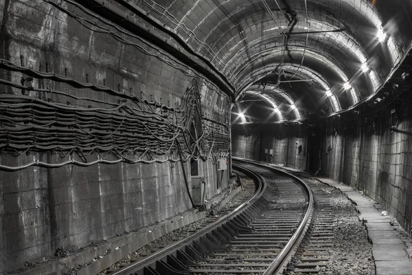 Mörk Tom Tunnelbanetunnel Royaltyfria Stockbilder