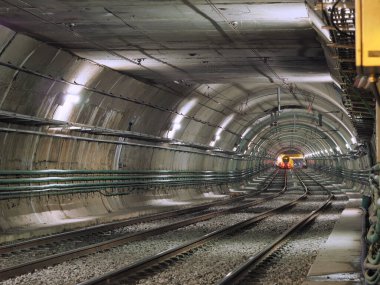 Metro tünelinde boş raylar