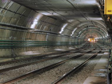 Metro tünelinde boş raylar