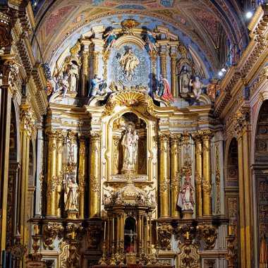 Katolik kilisesinin içinde bir tapınak