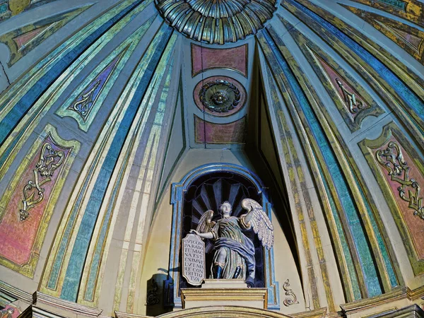 Роскошная Святыня Внутри Церкви — стоковое фото
