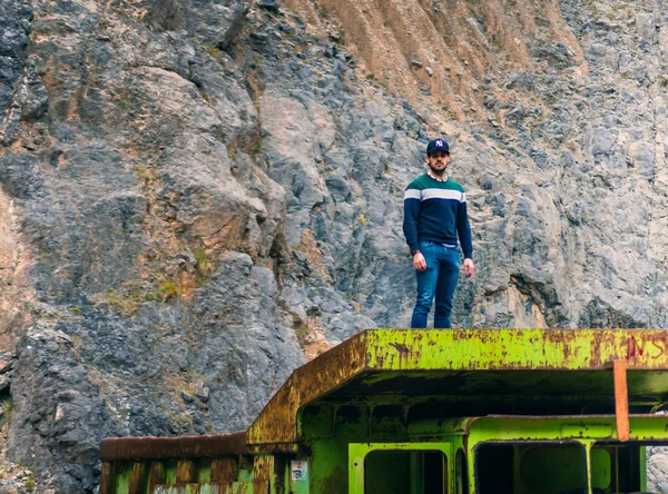 Üstünde tepe-in inanılmaz güzel model ayakta kamyon terk