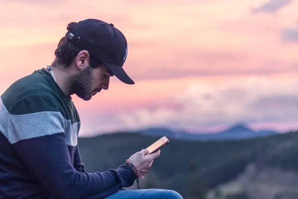 Telefon modeliyle arkasında inanılmaz gökyüzü