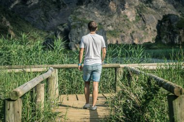 Doğa yürüyen adam