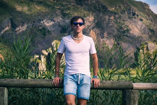 Beyaz t-shirt, doğa ile model