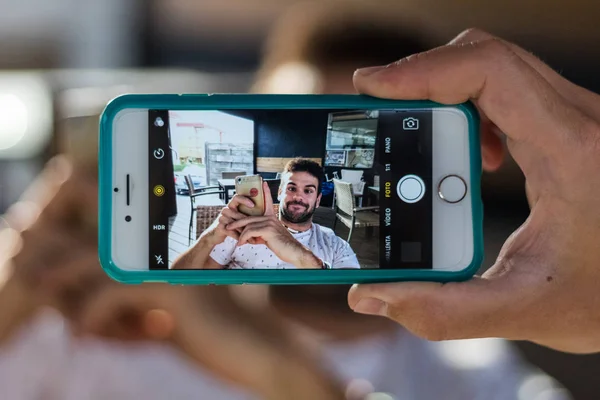 Bir telefon ve bir kişi için fotoğraf makinesi ile çekilen resmi