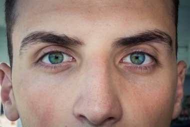 Kamera inanılmaz gözleri ile bakarak bir model